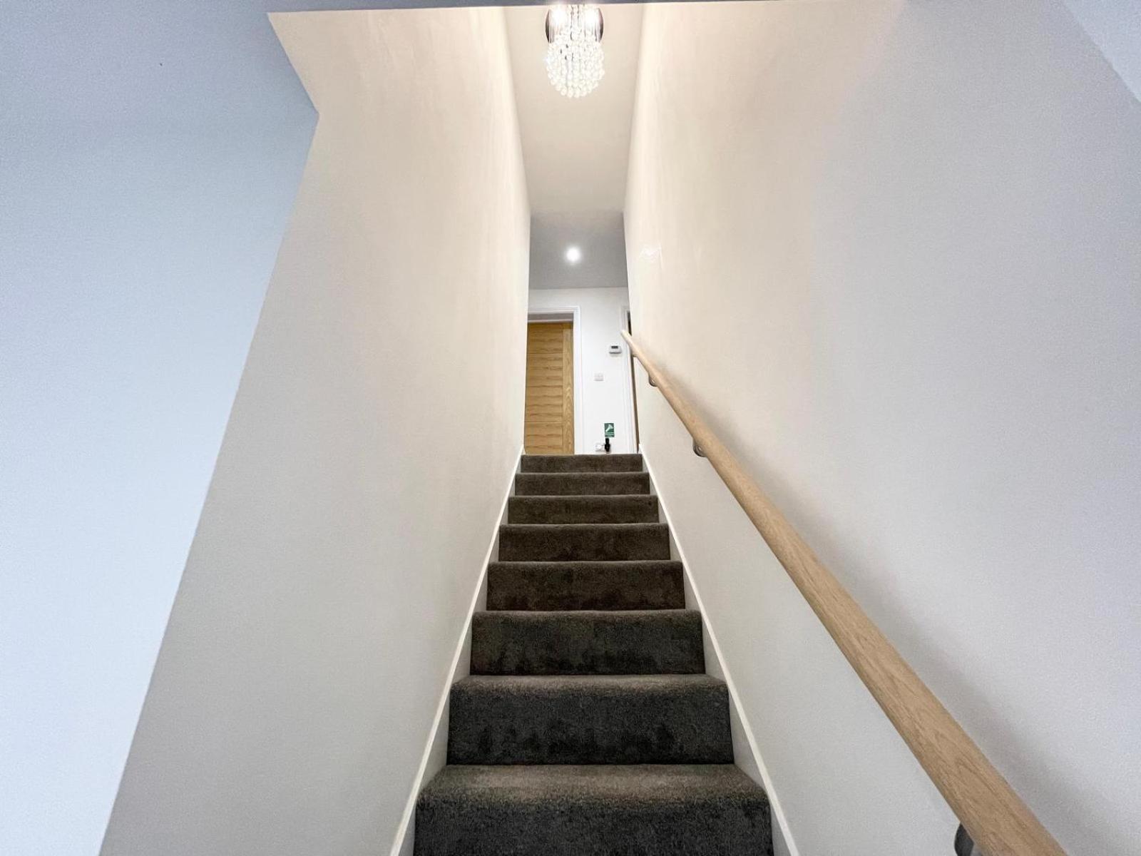 Brand New 4-bedroom Detached House - 20-min Walk To Docks - Ample Parking - Superfast Wi-fi - Long-stay Rates! Gloucester