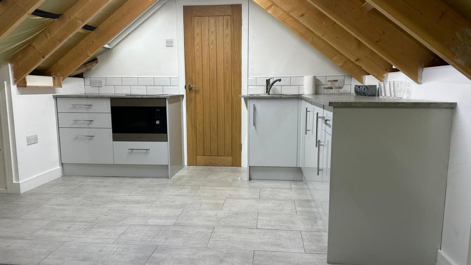 Cosy Coach House - Modern For 3 - Parking Holiday home *