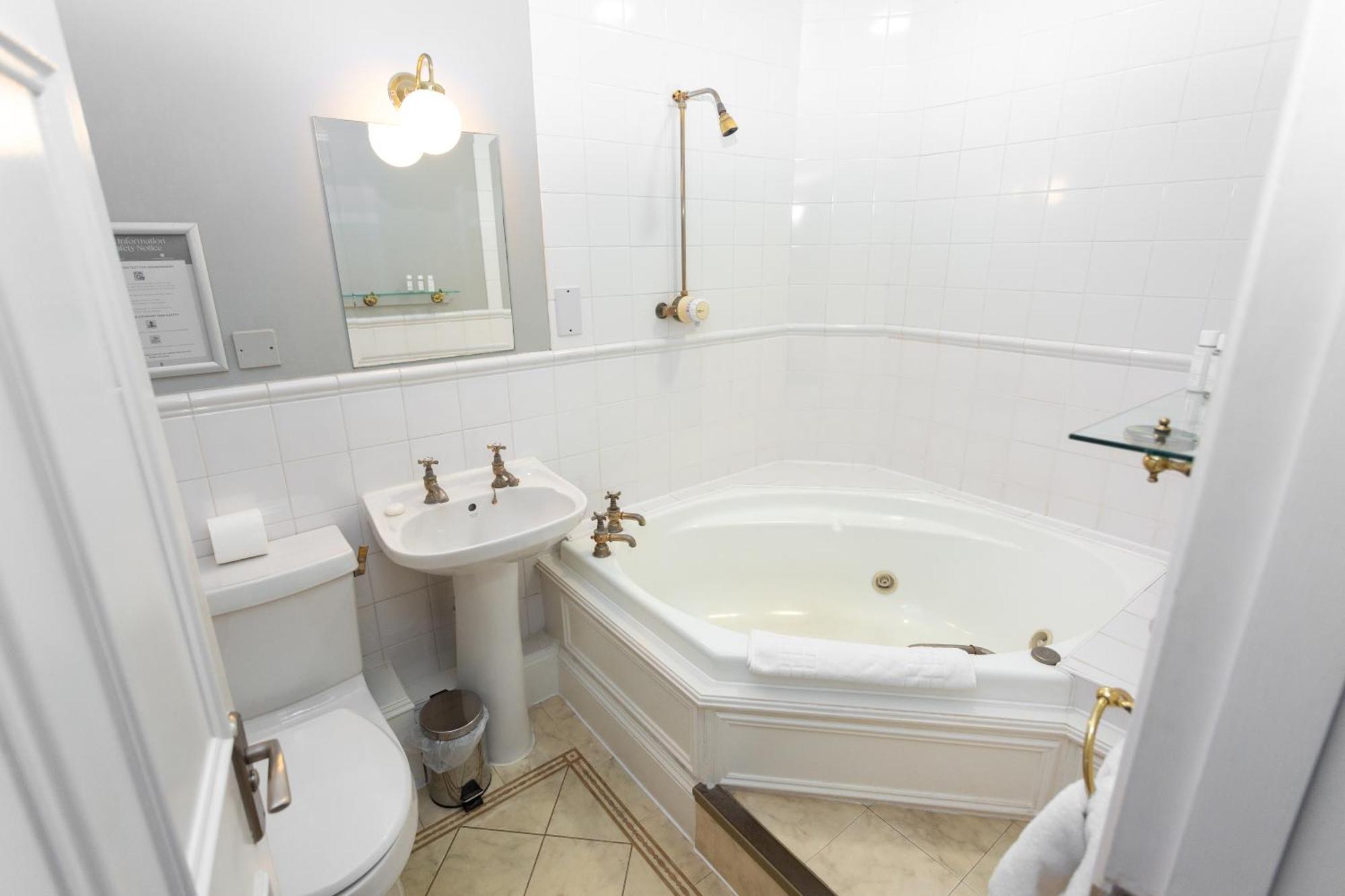 Hatton Court Khách sạn