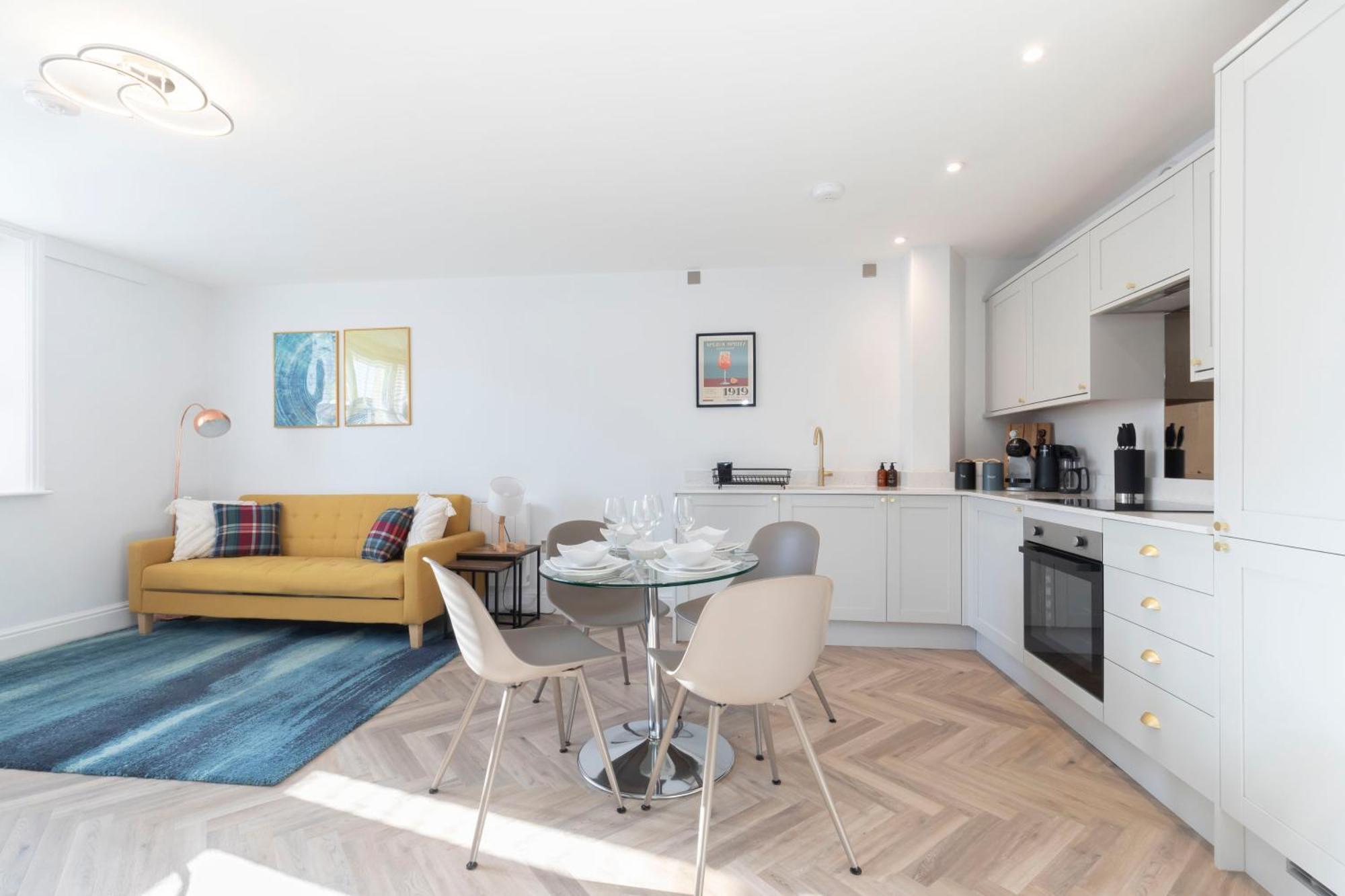Apartment Modern In Historic Quays