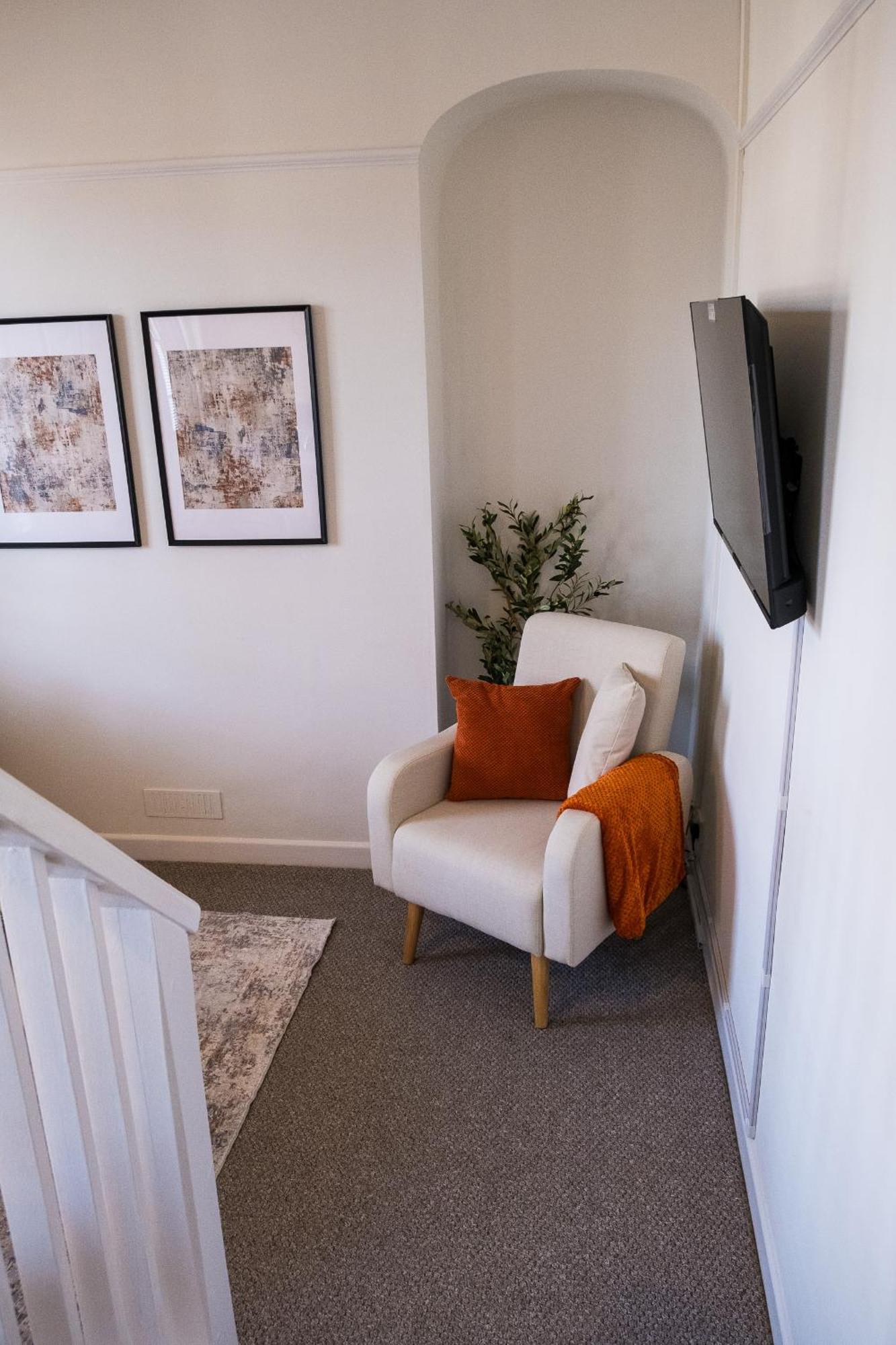 X 3 Free Parking & Short Walk To The & Hospital *