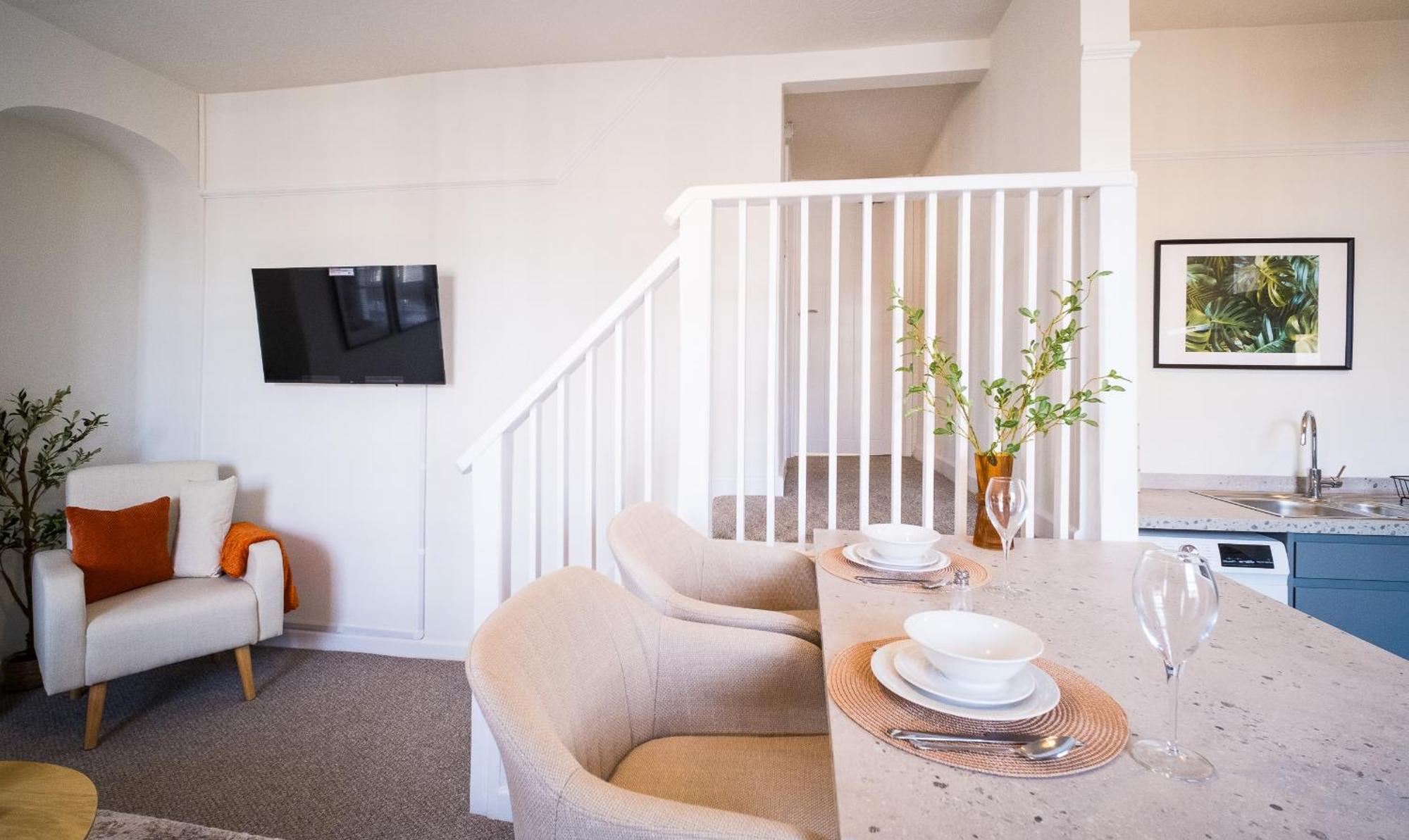 Căn hộ X 3 Free Parking & Short Walk To The & Hospital Gloucester