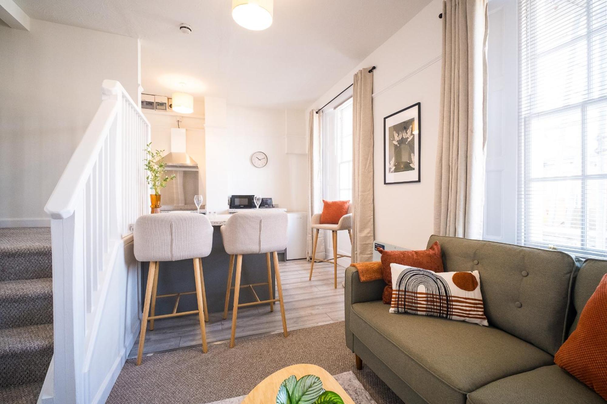 X 3 Free Parking & Short Walk To The & Hospital *