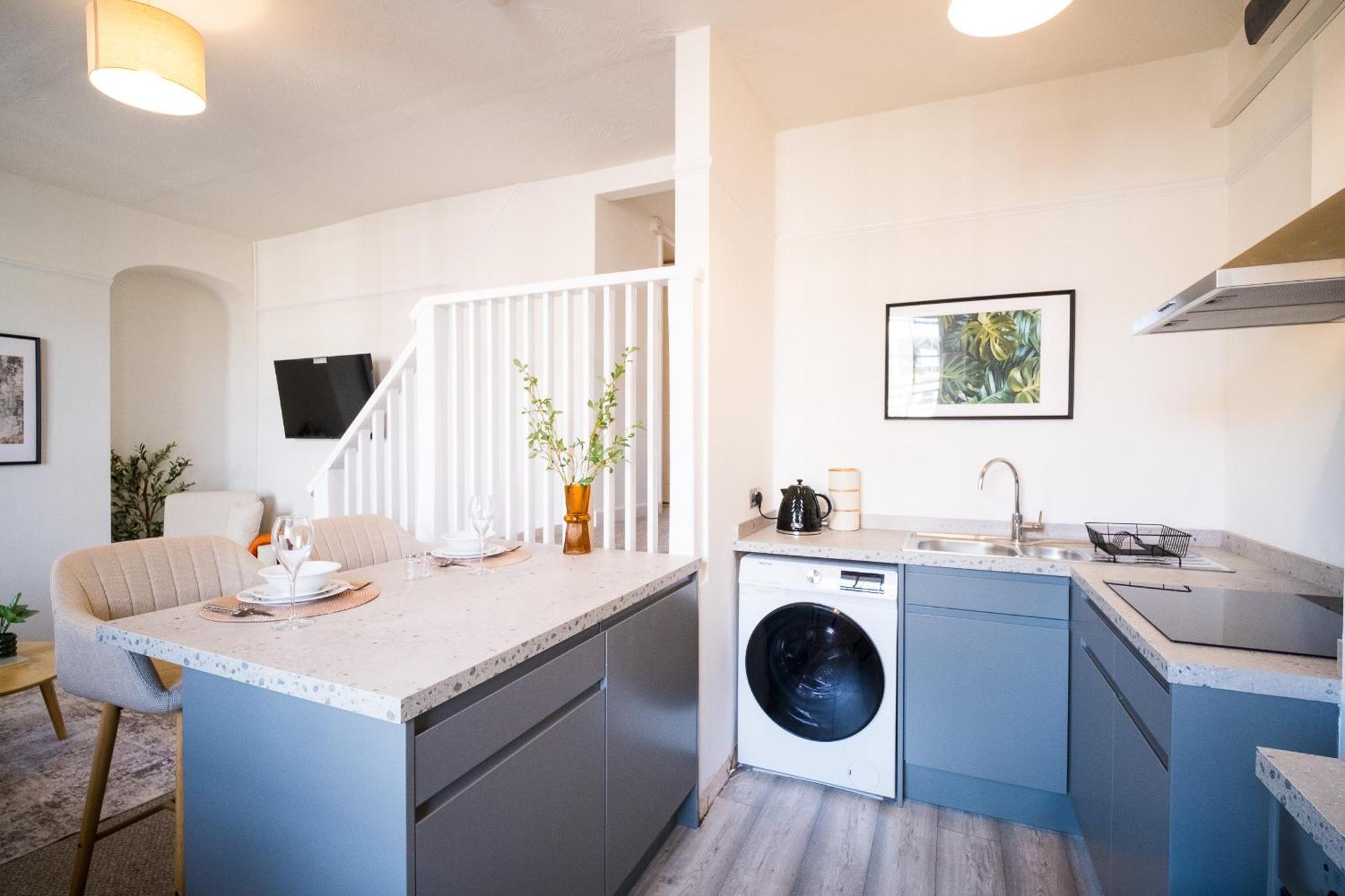 X 3 Free Parking & Short Walk To The & Hospital *