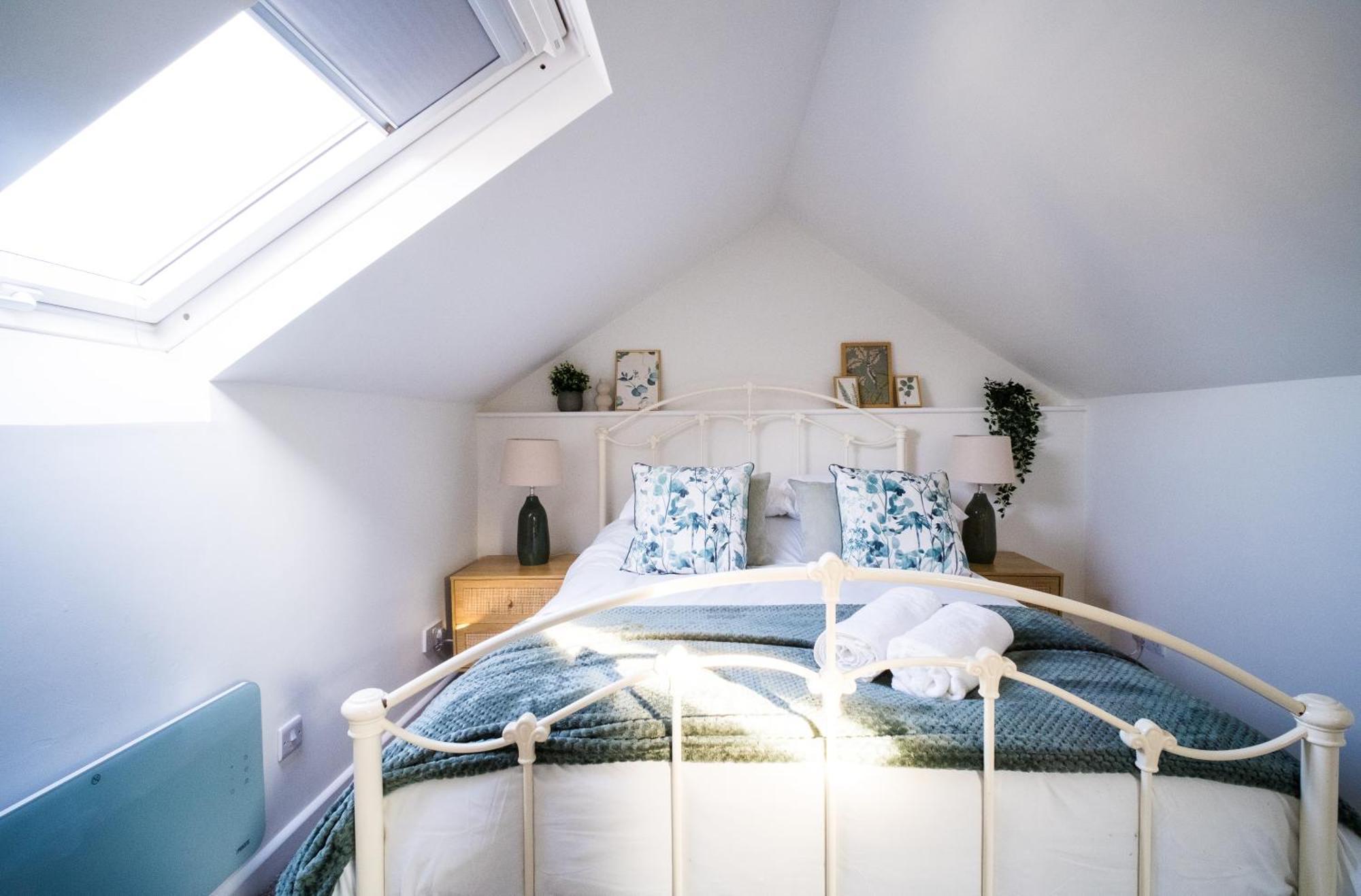 X 3 Free Parking & Short Walk To The & Hospital