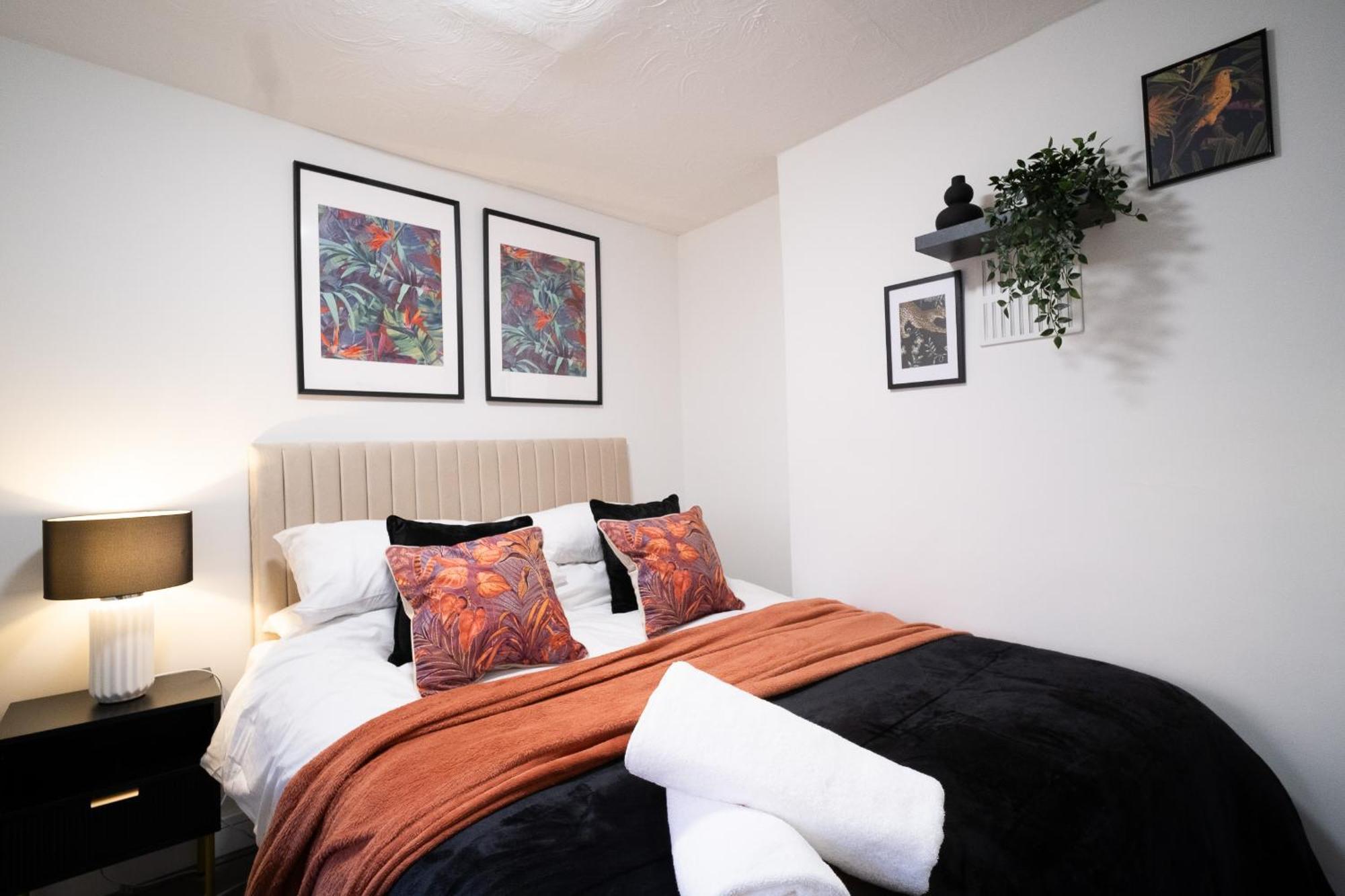X 3 Free Parking & Short Walk To The & Hospital