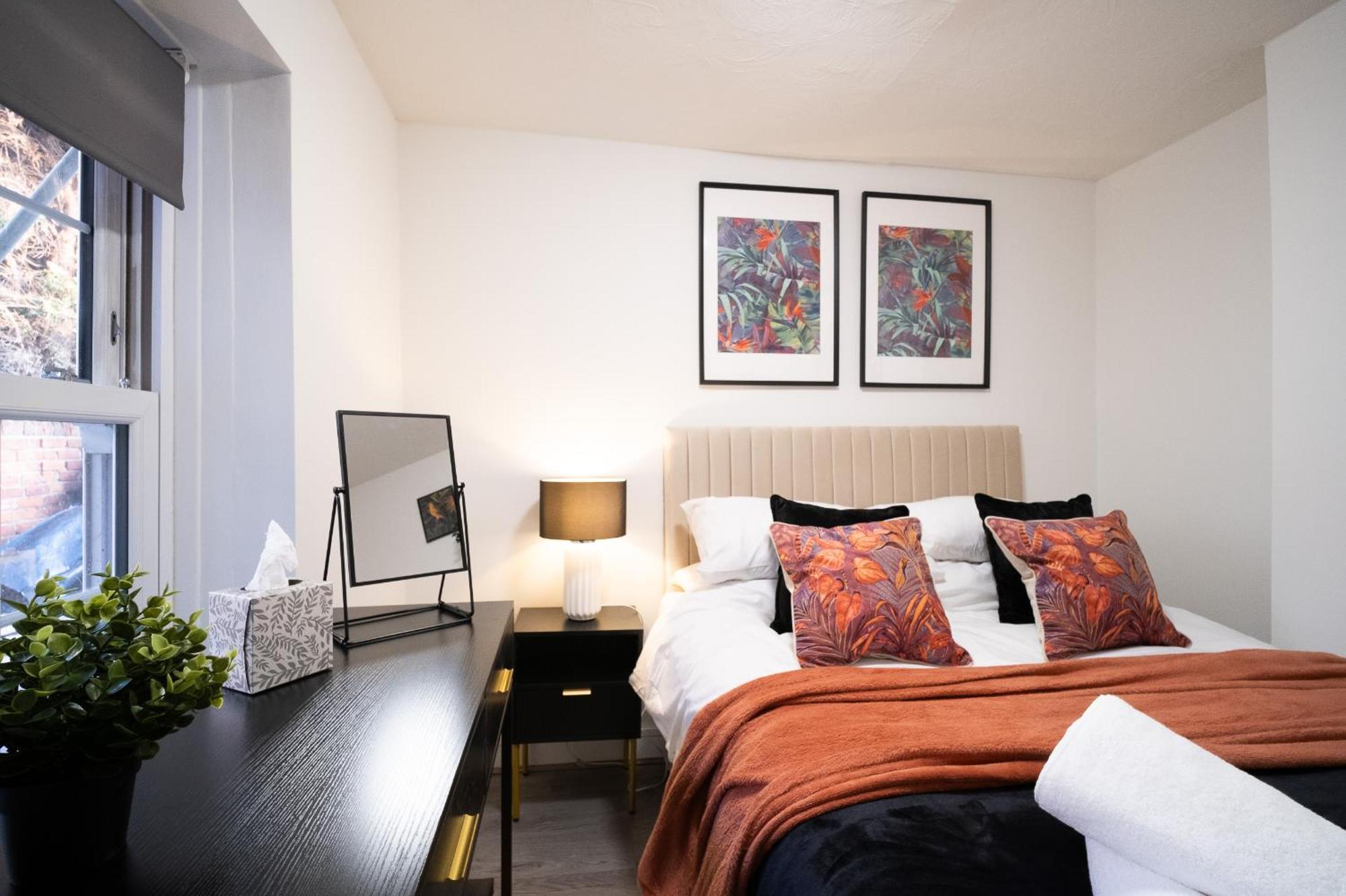 Căn hộ X 3 Free Parking & Short Walk To The & Hospital Gloucester