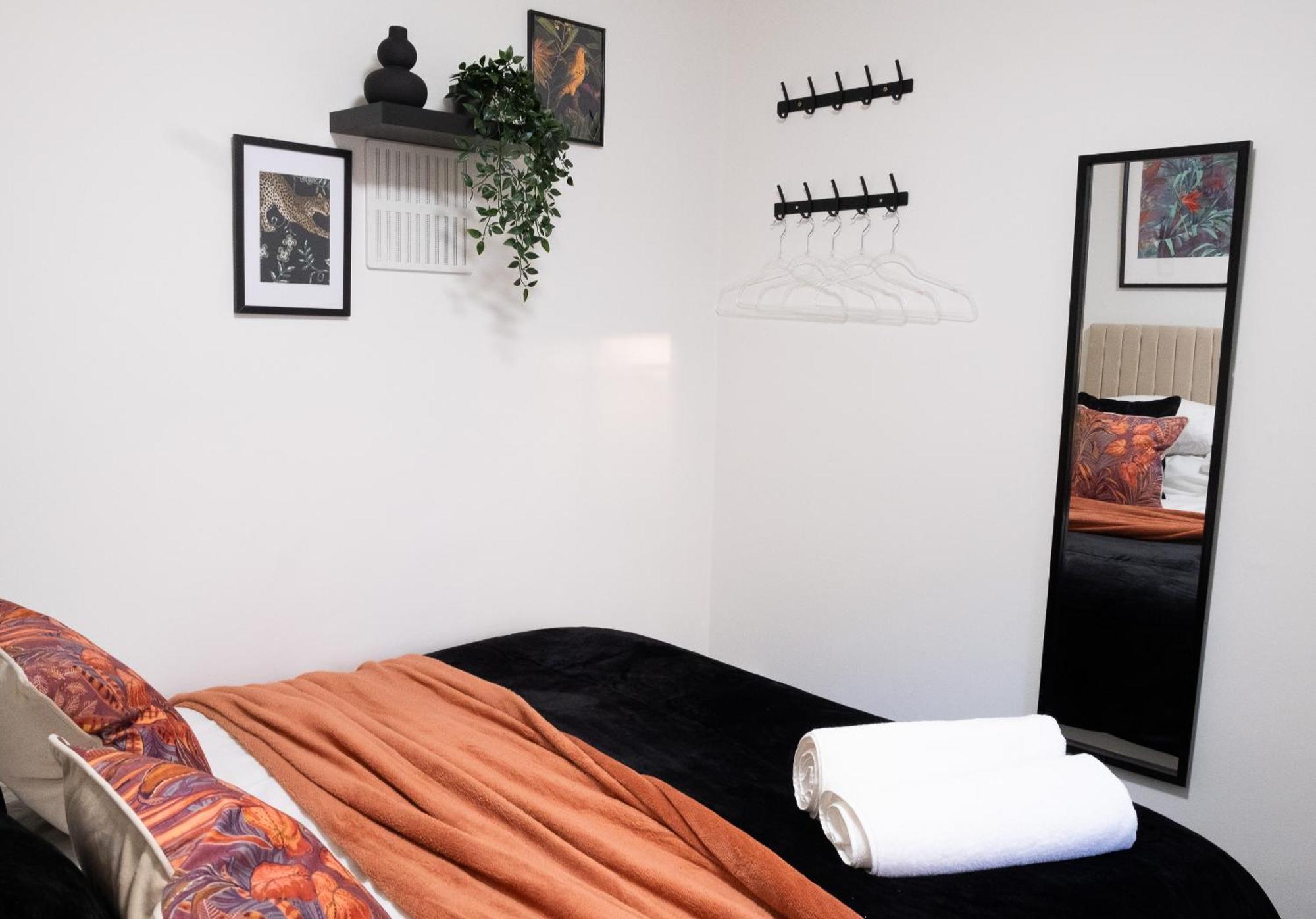 X 3 Free Parking & Short Walk To The & Hospital Căn hộ