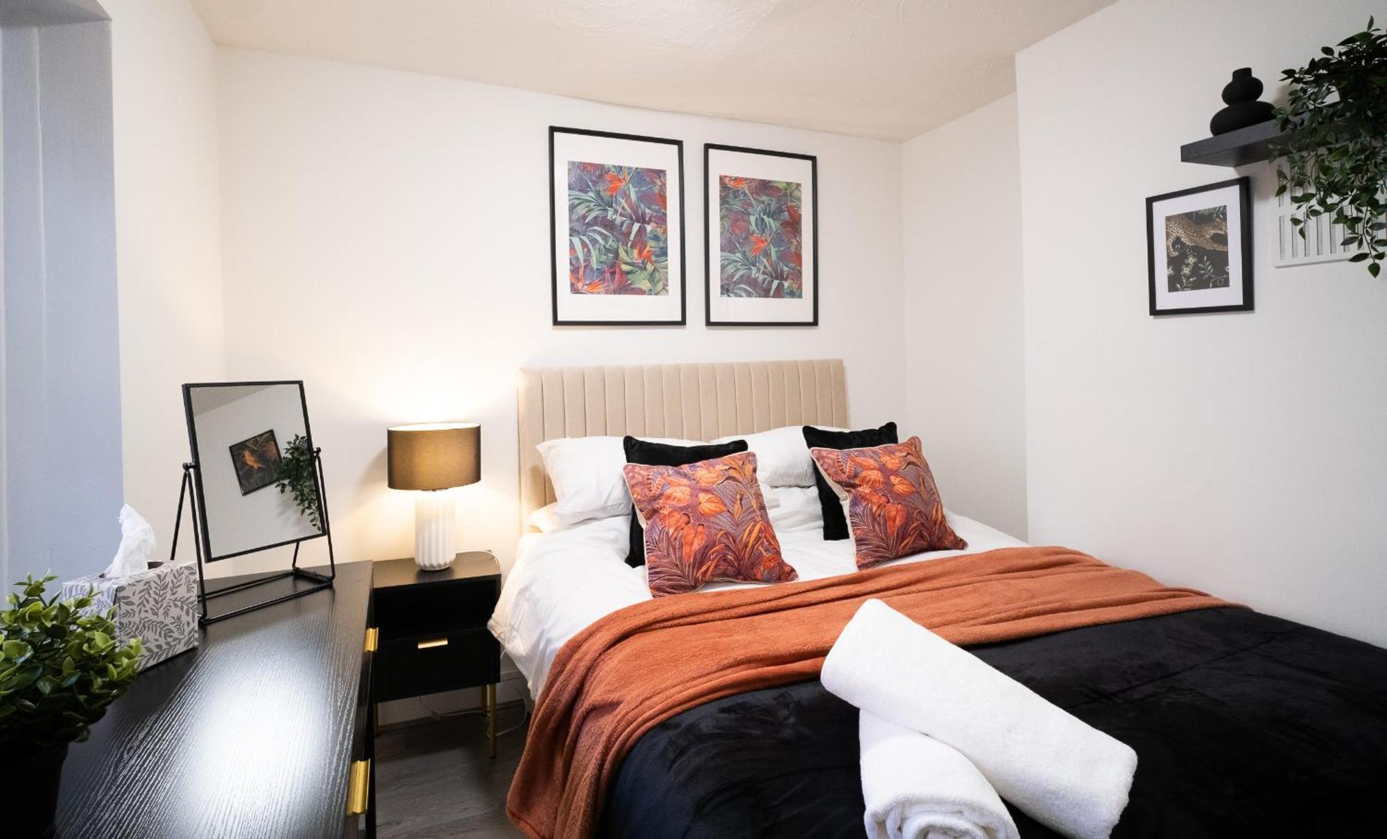 X 3 Free Parking & Short Walk To The & Hospital *