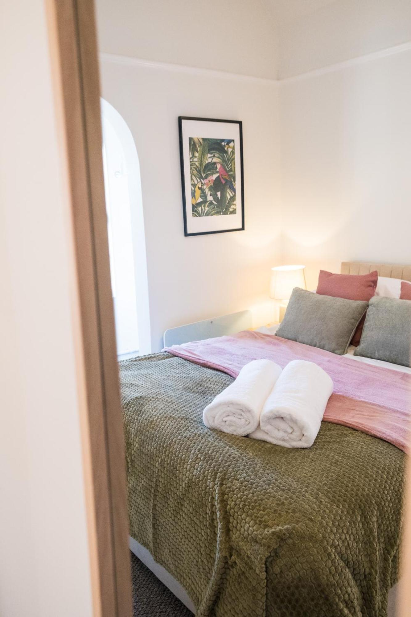 X 3 Free Parking & Short Walk To The & Hospital Căn hộ *