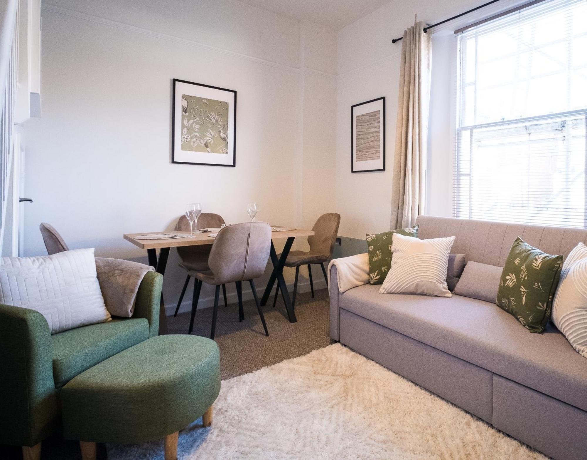 X 3 Free Parking & Short Walk To The & Hospital