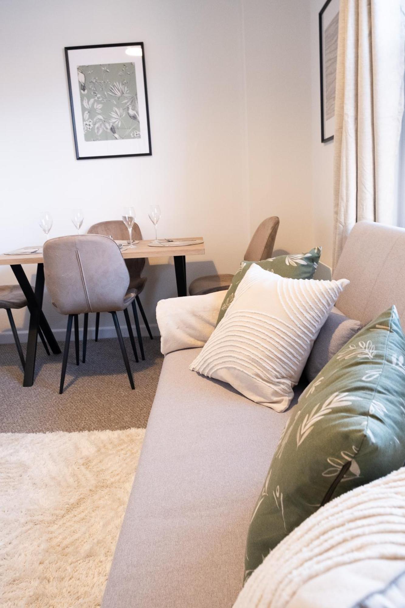 Căn hộ X 3 Free Parking & Short Walk To The & Hospital Gloucester