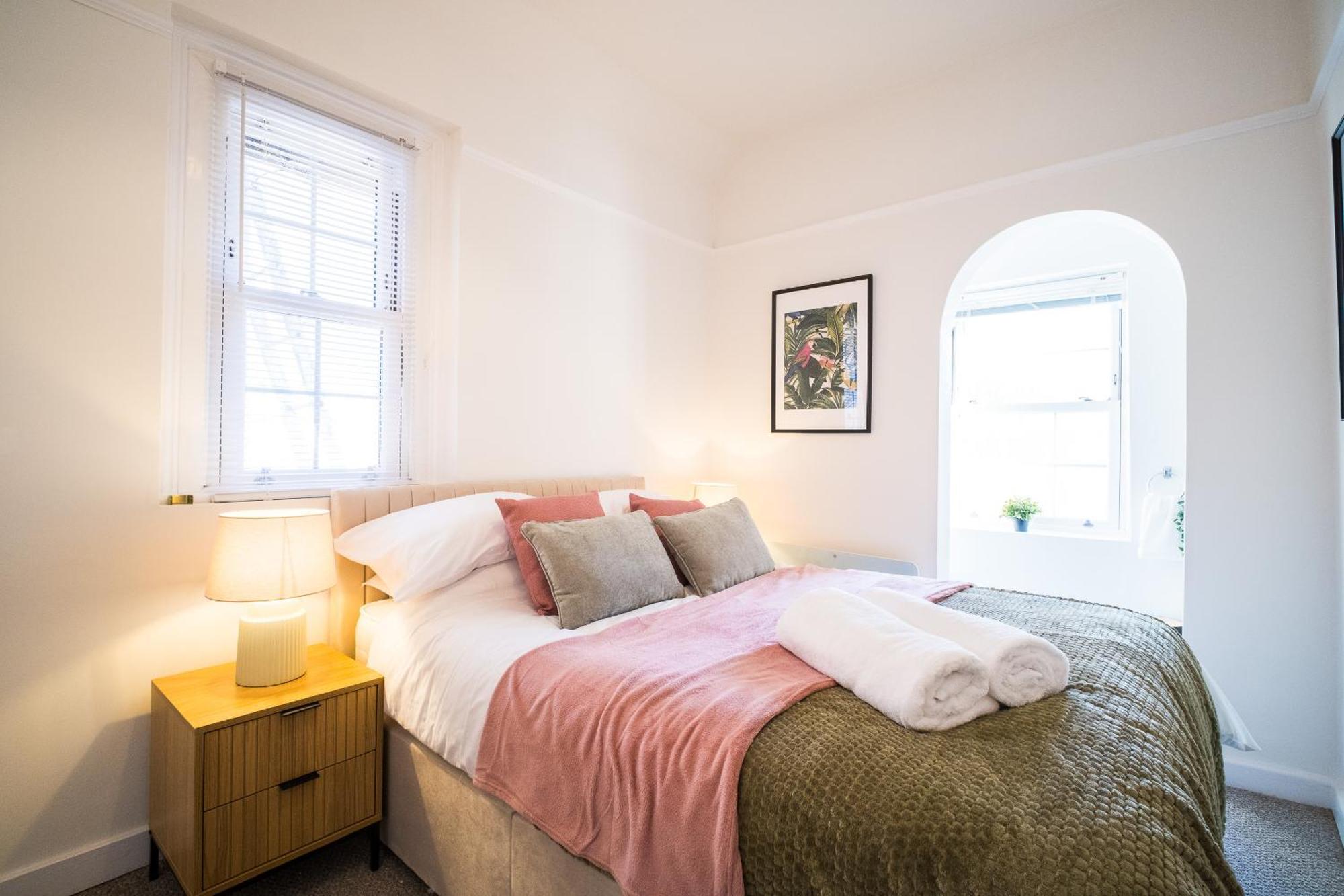 X 3 Free Parking & Short Walk To The & Hospital * Gloucester