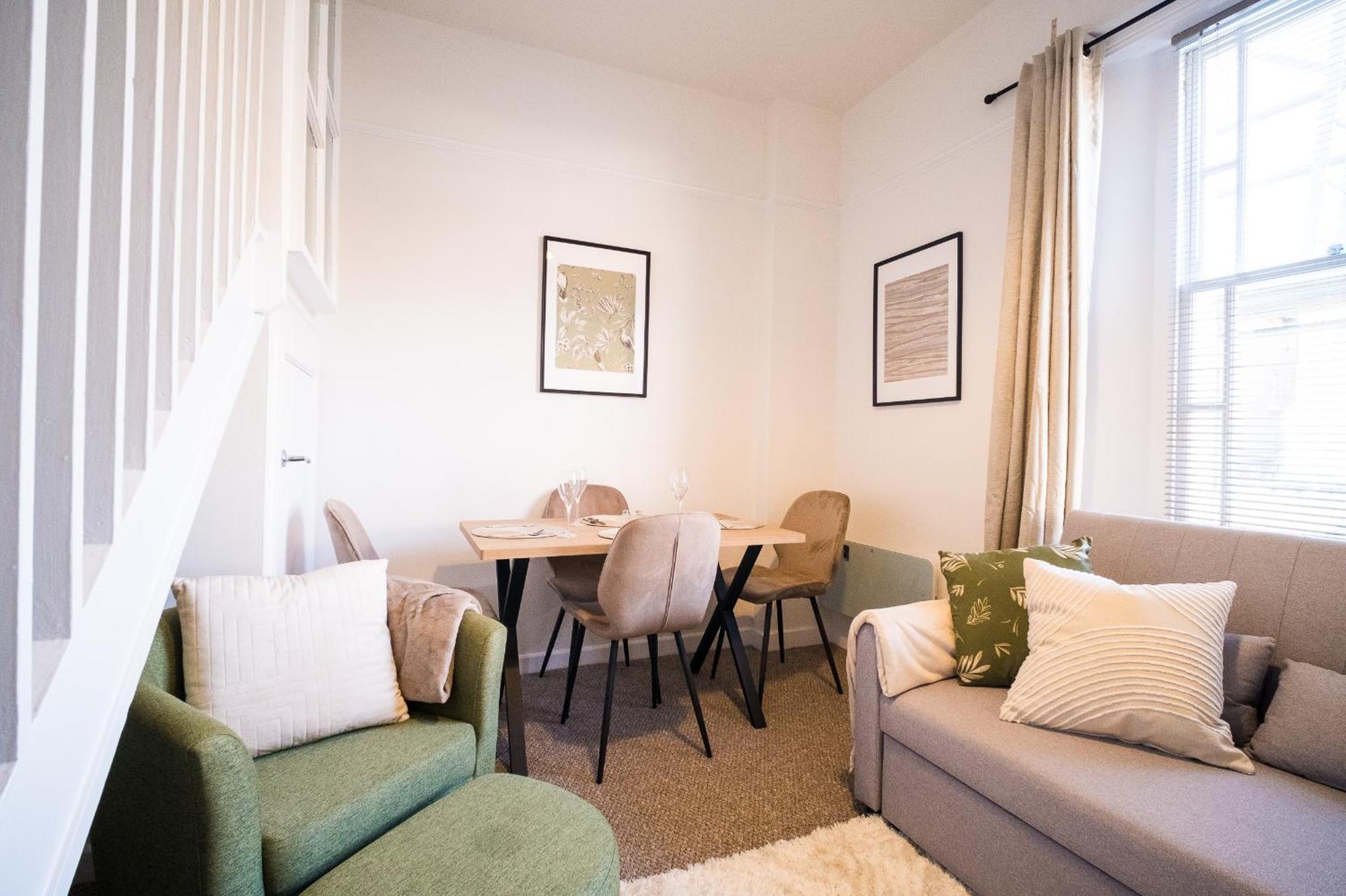 Căn hộ X 3 Free Parking & Short Walk To The & Hospital *