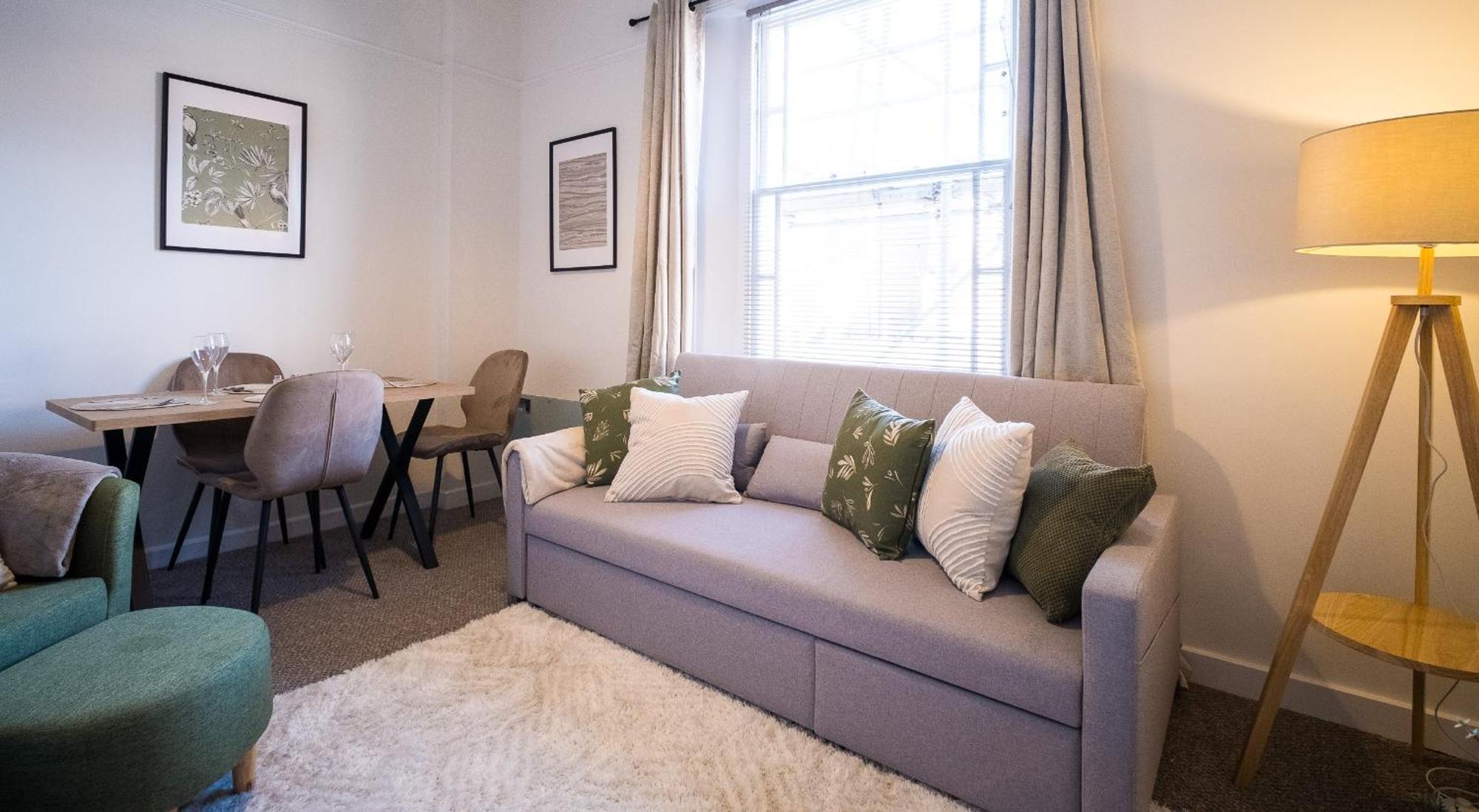 Căn hộ X 3 Free Parking & Short Walk To The & Hospital Gloucester
