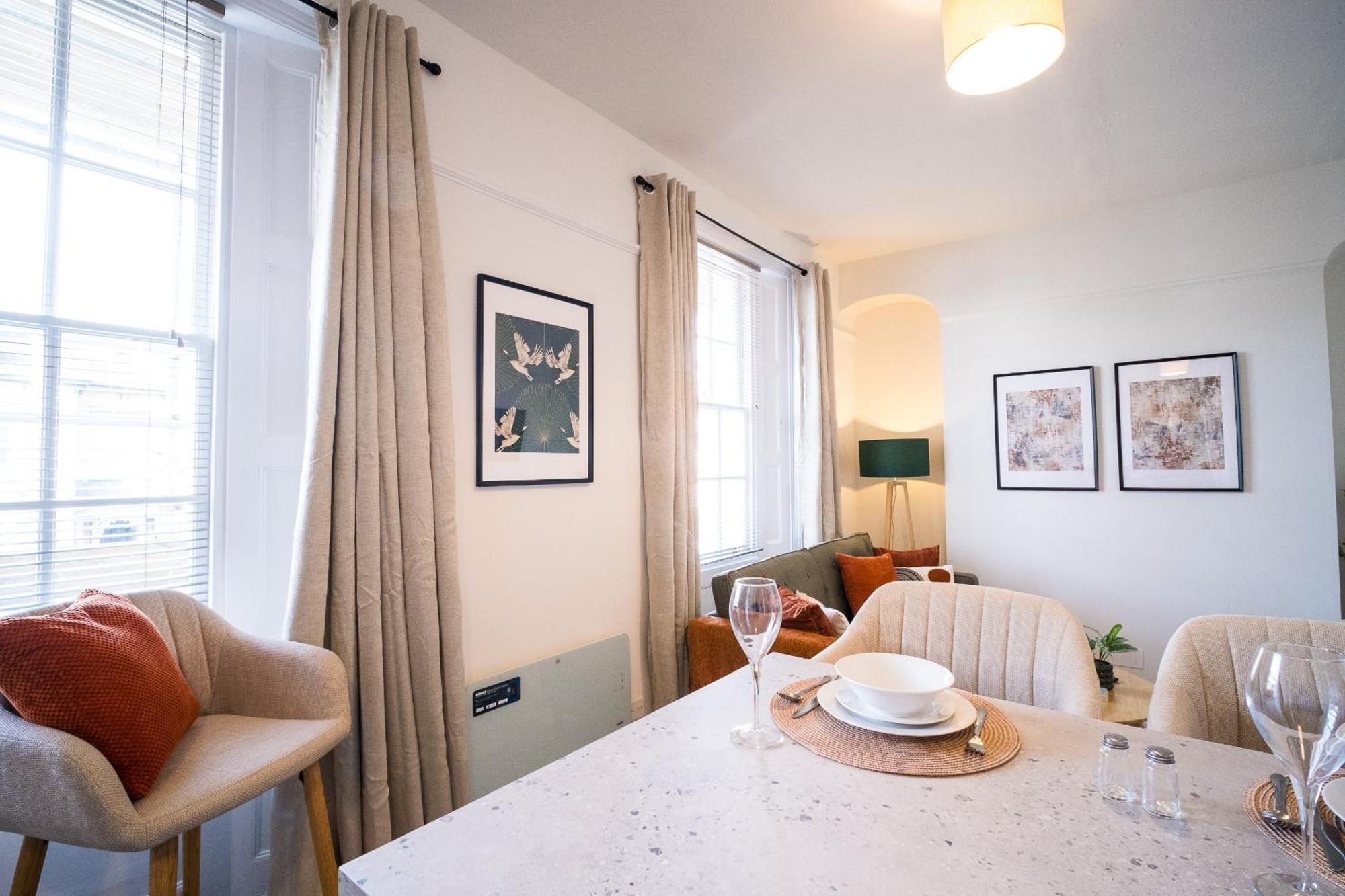 Căn hộ X 3 Free Parking & Short Walk To The & Hospital *