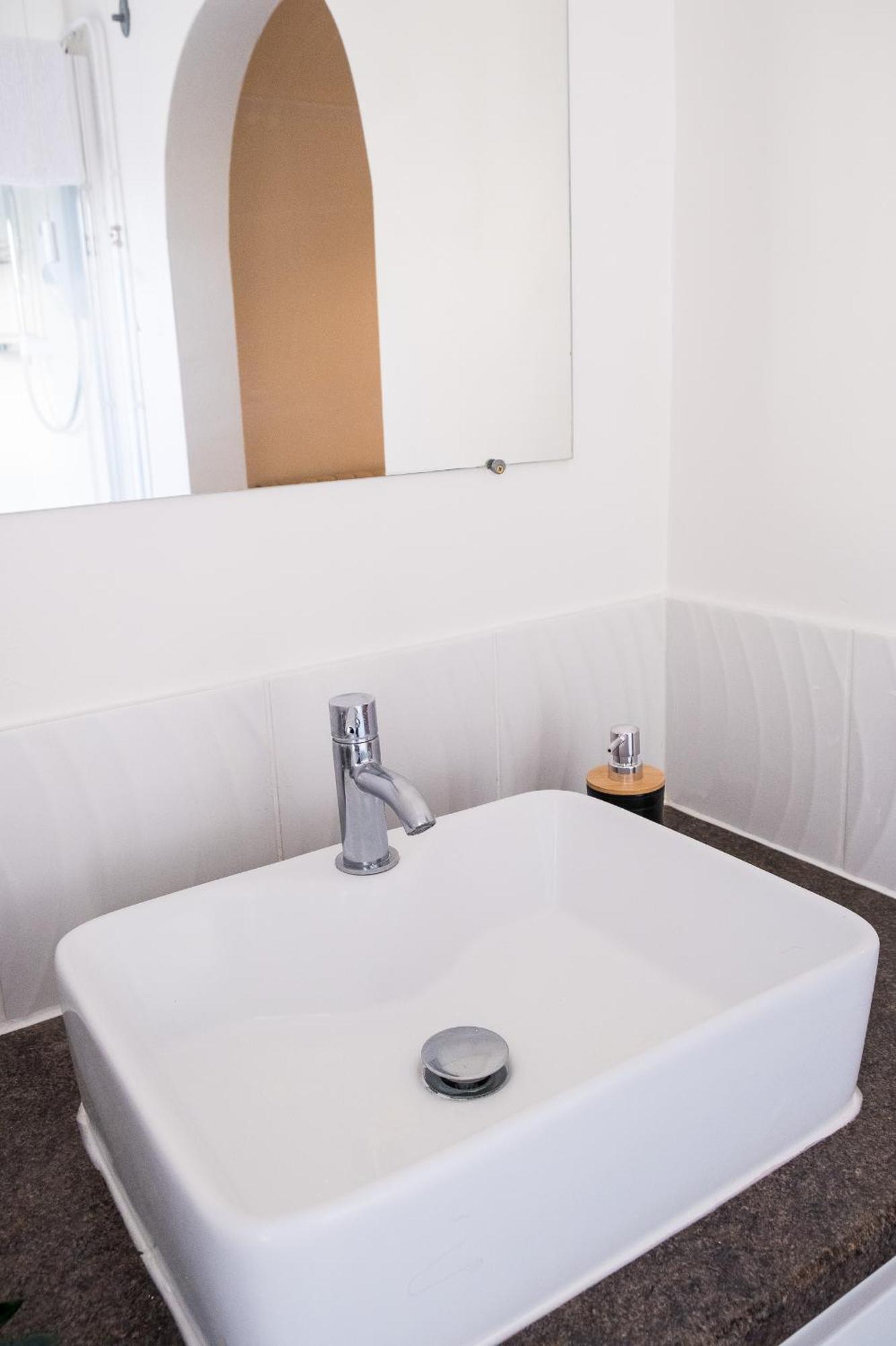 X 3 Free Parking & Short Walk To The & Hospital