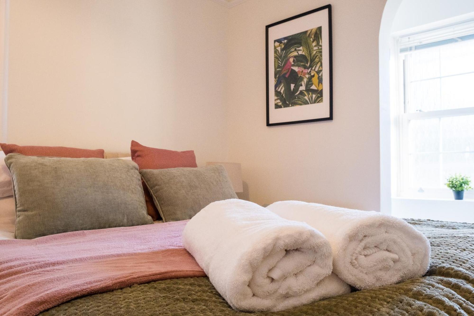 X 3 Free Parking & Short Walk To The & Hospital *