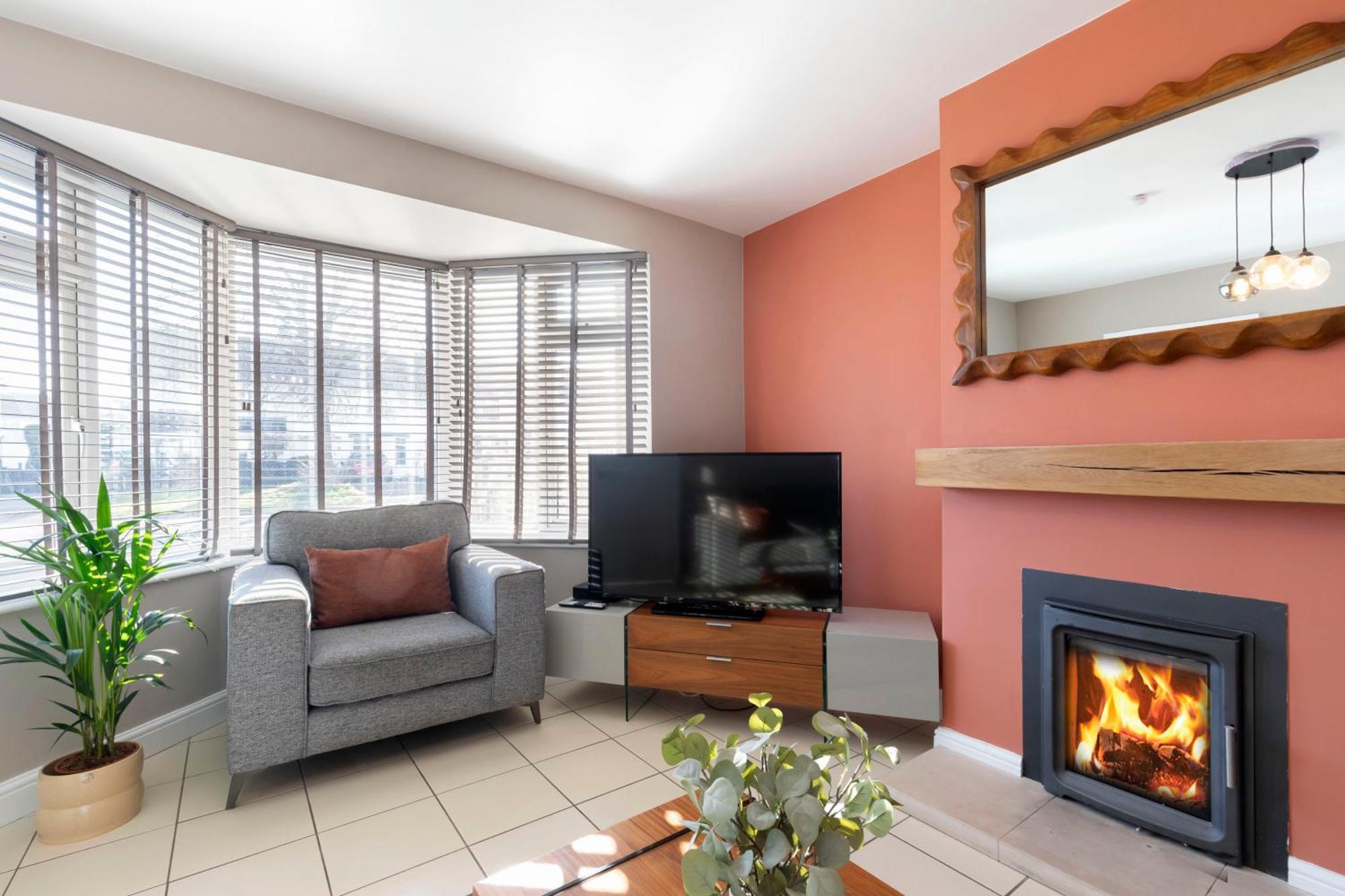 4 Bedroom With Hot Tub Near Holiday home