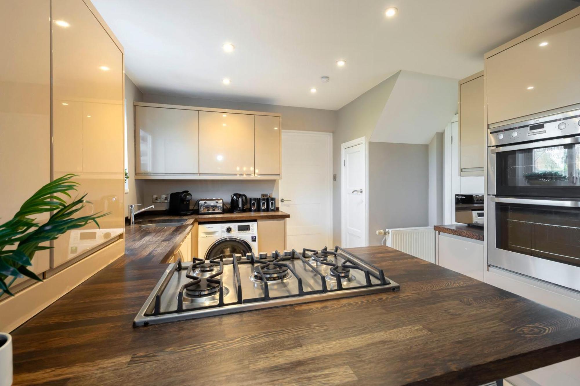 4 Bedroom With Hot Tub Near Holiday home *