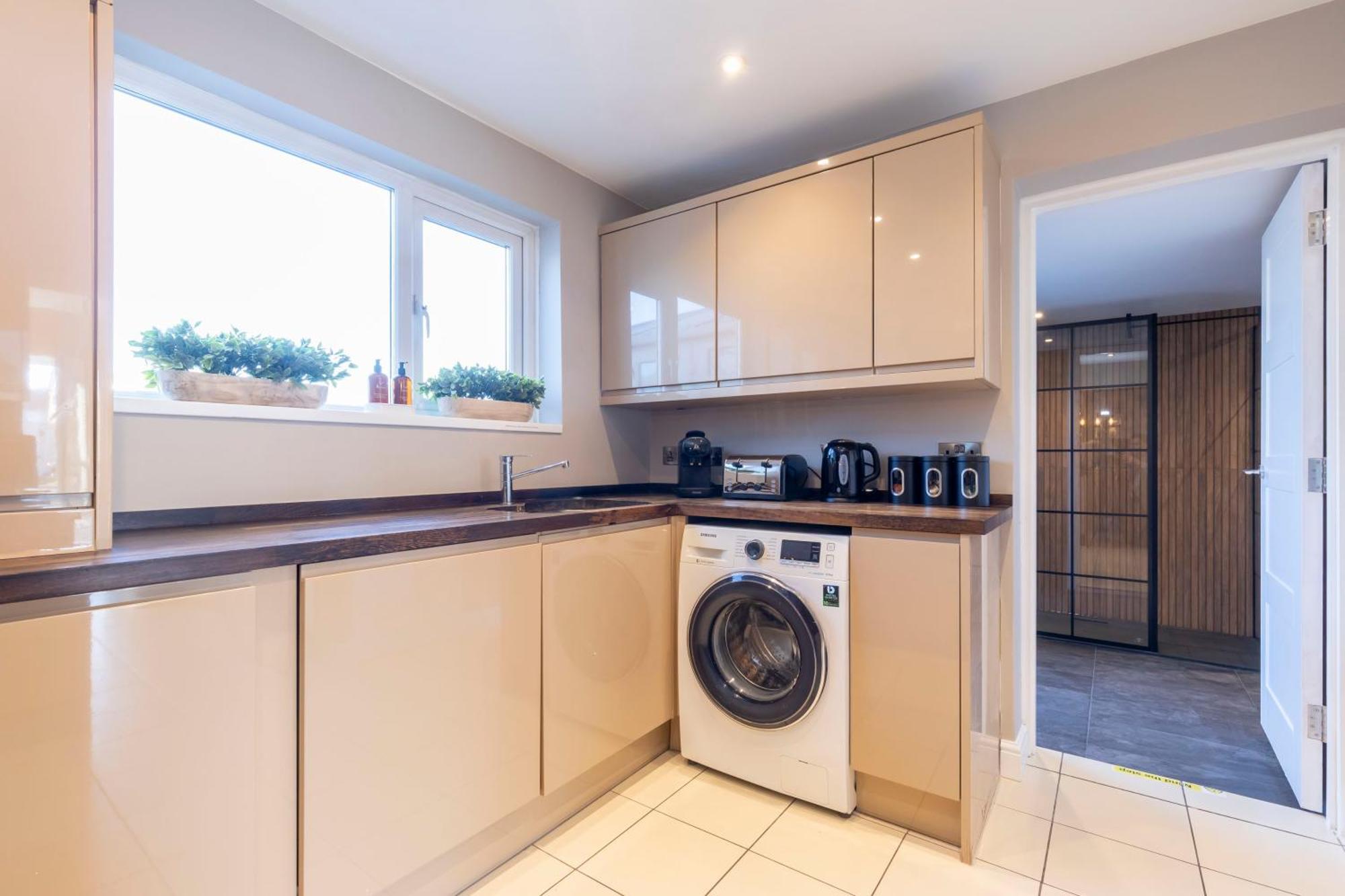 4 Bedroom With Hot Tub Near *