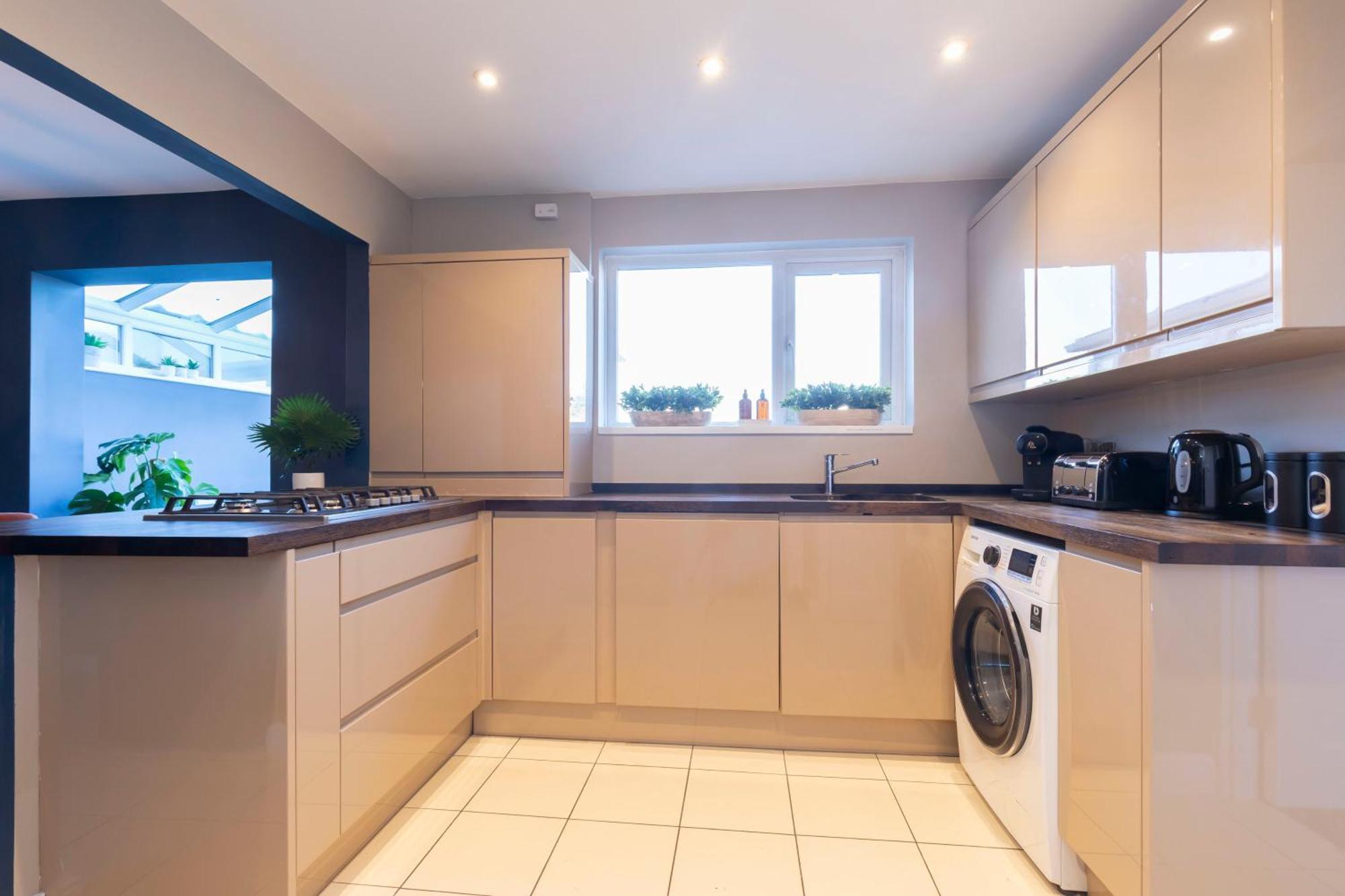 Holiday home 4 Bedroom With Hot Tub Near *