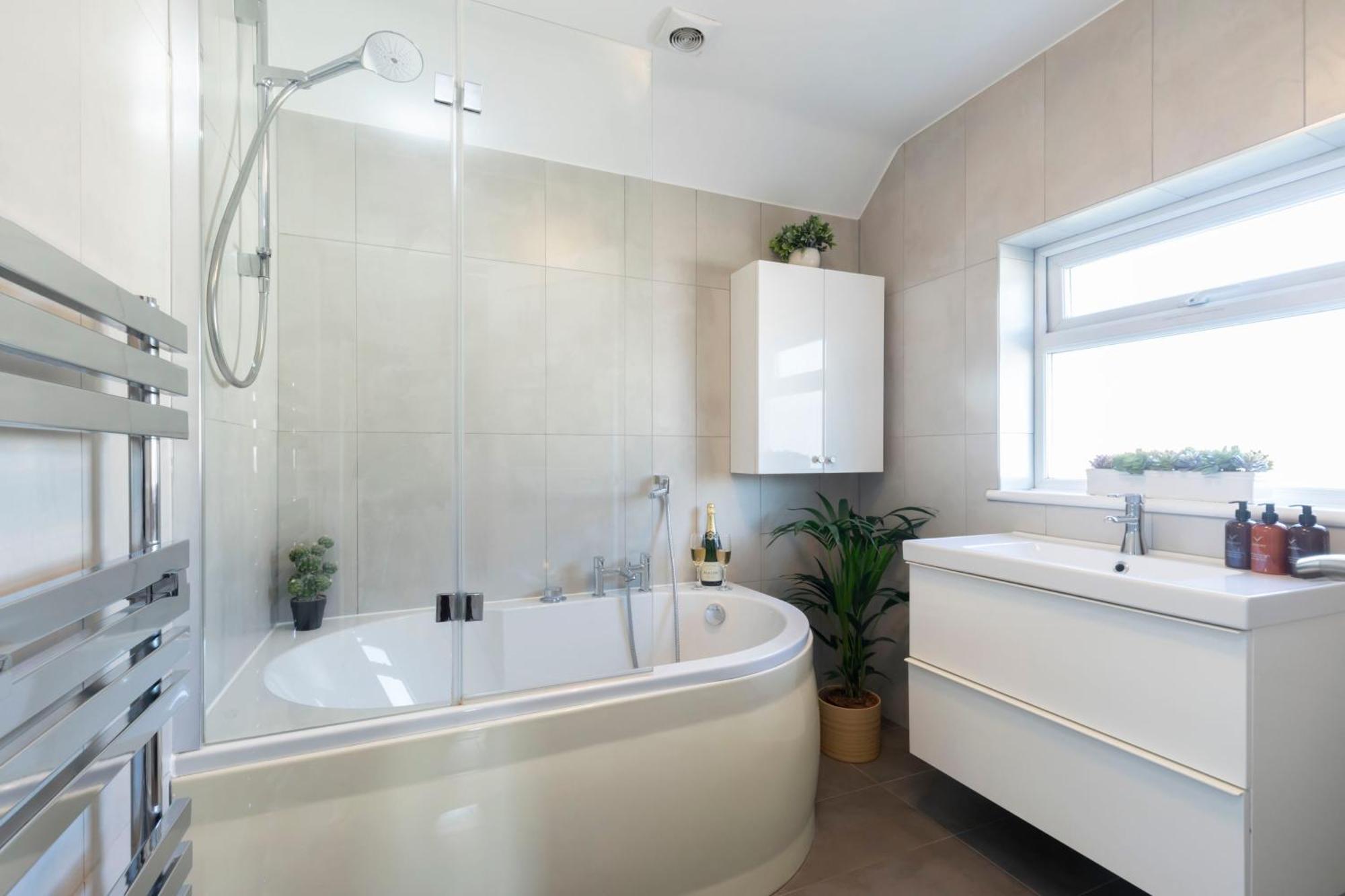 4 Bedroom With Hot Tub Near Holiday home Gloucester