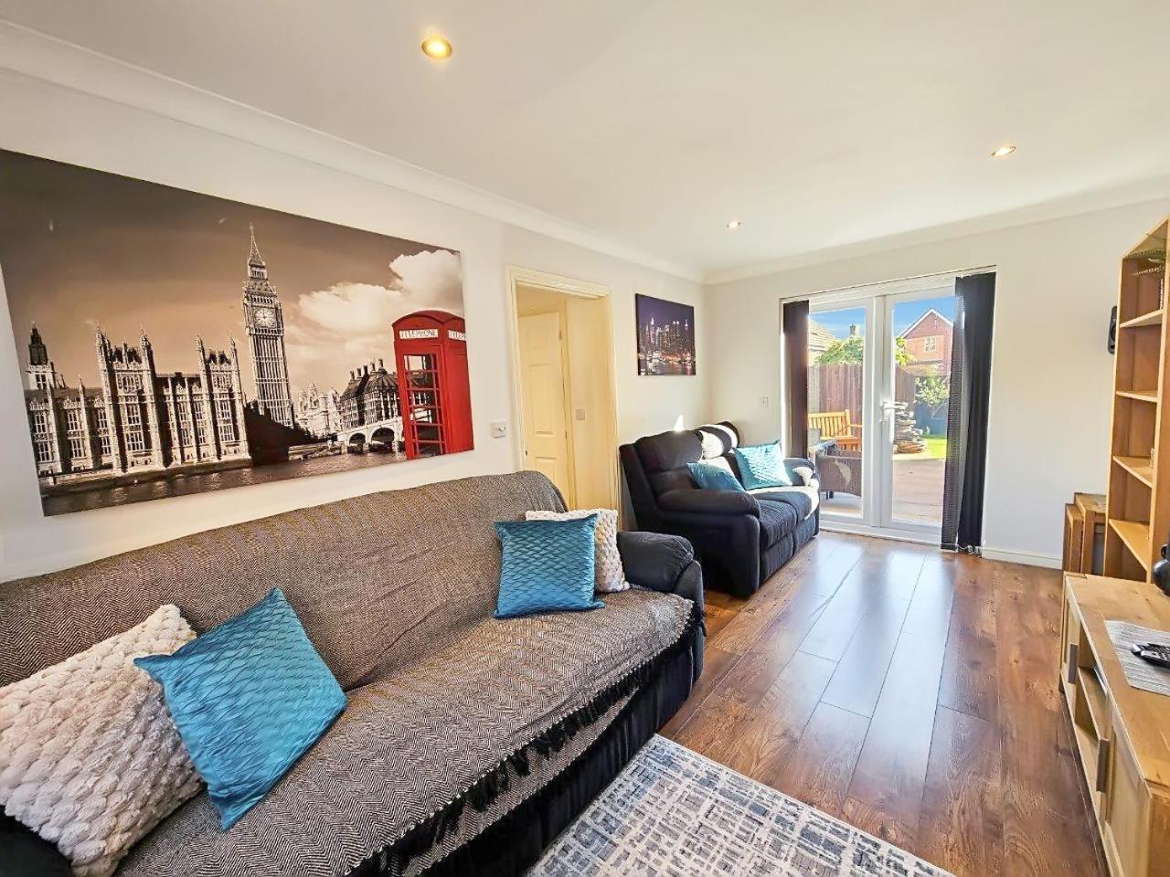 Boughton 3 Bed Semi By Fortuna Holiday home Gloucester