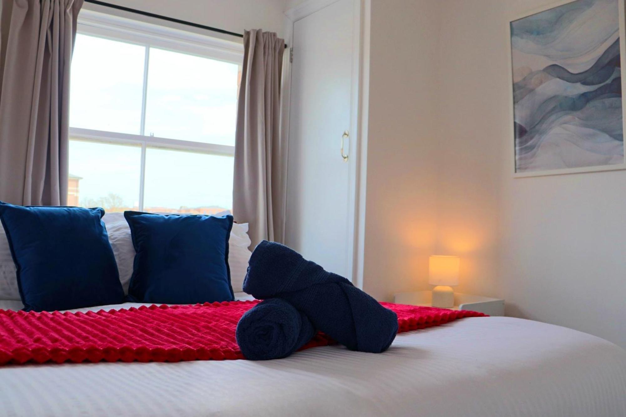 Apartment Brand New Modern Steps From Quays *