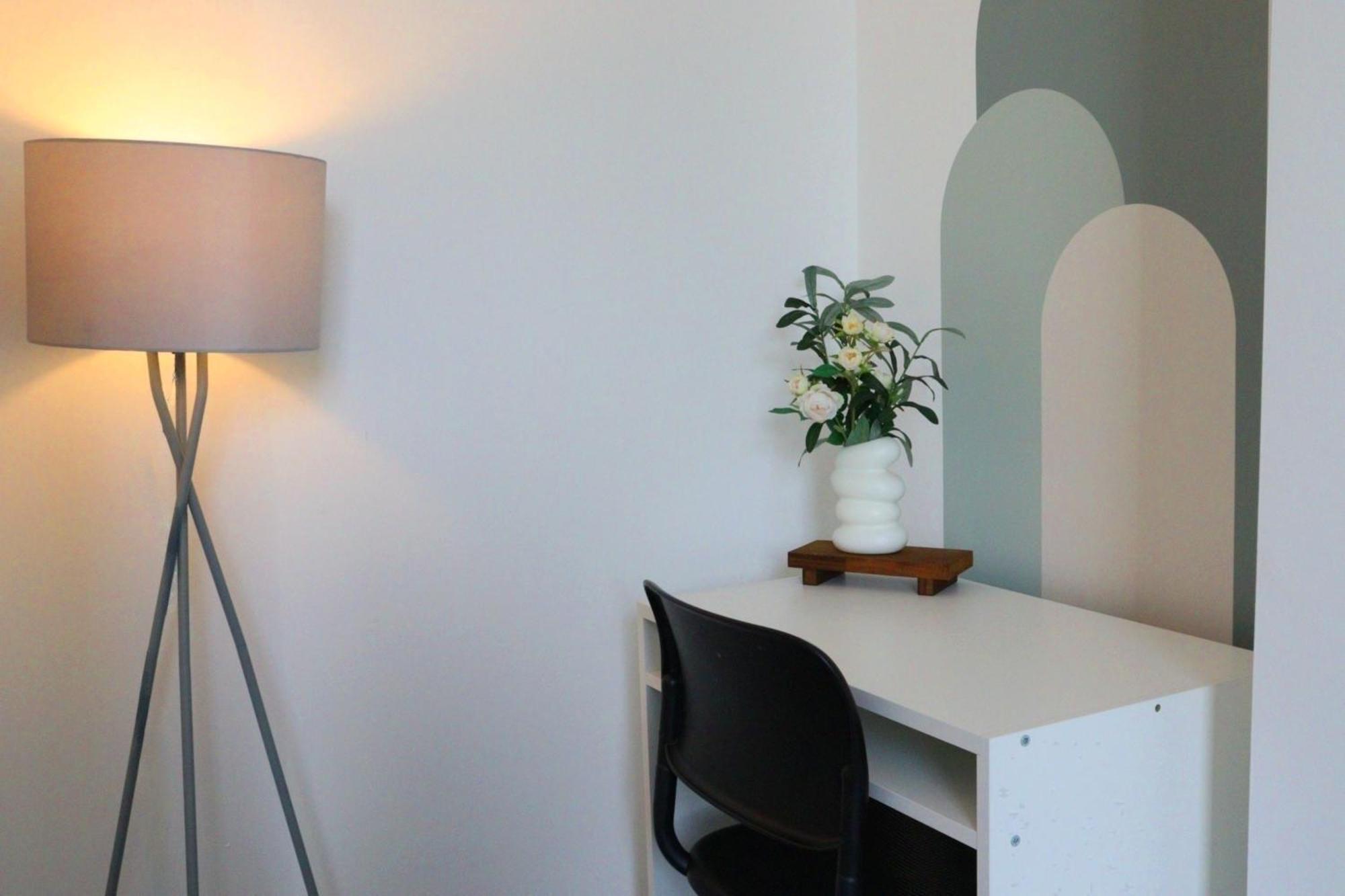 Brand New Modern Steps From Quays Apartment *