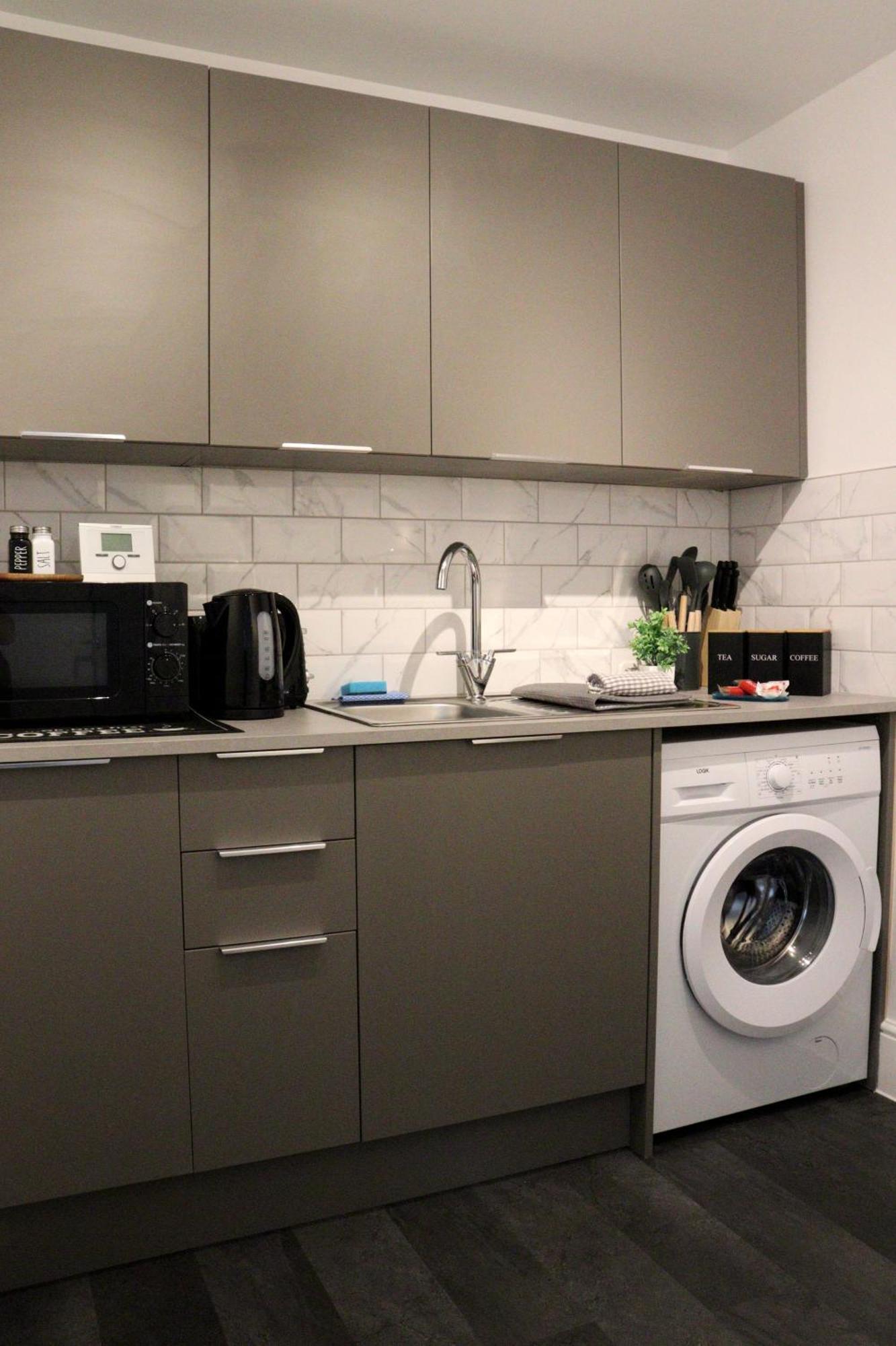 Brand New Modern Steps From Quays Apartment *