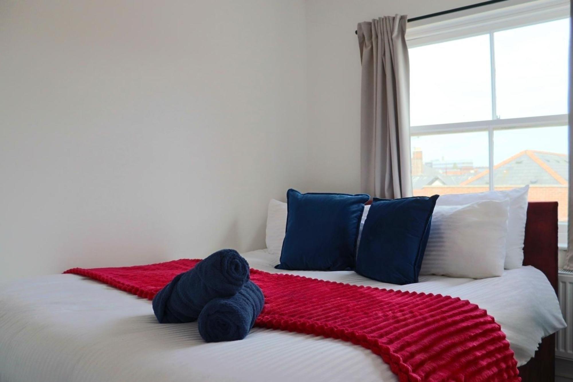 Apartment Brand New Modern Steps From Quays *