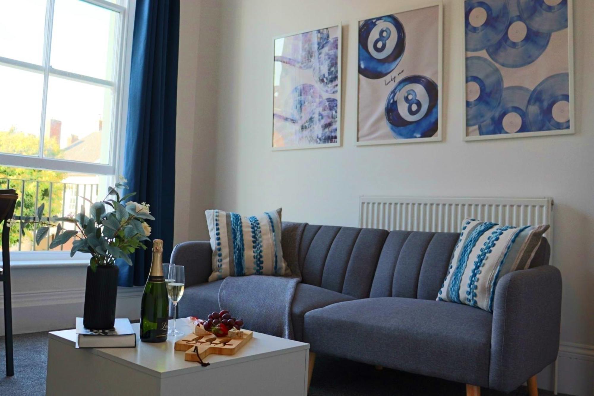 Brand New Modern Steps From Quays Apartment *