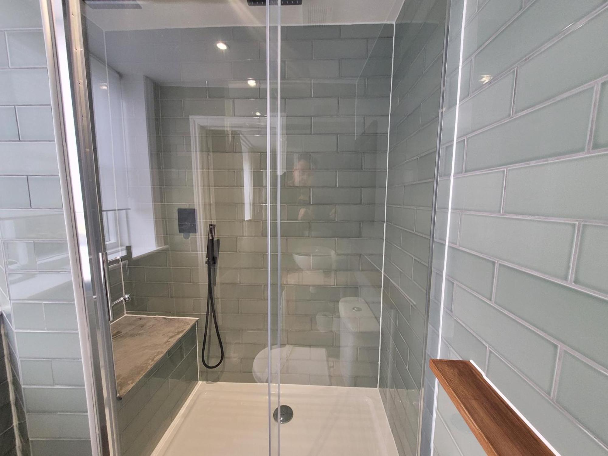 New County & Serviced By Roomsbooked Khách sạn Gloucester