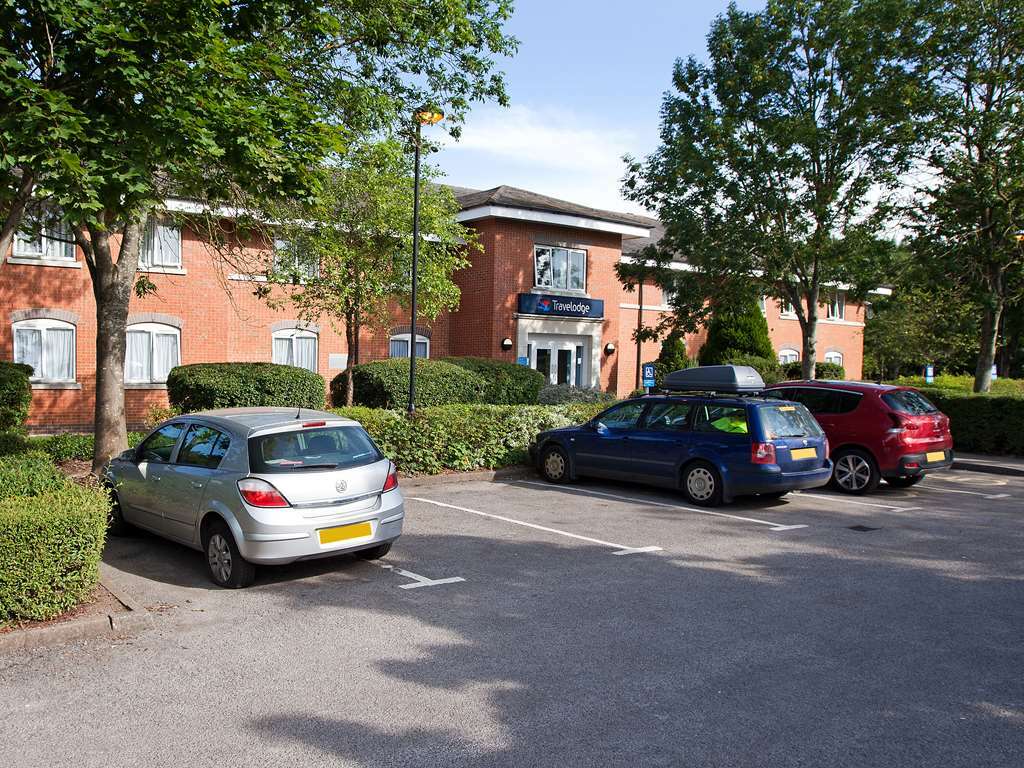 Travelodge Stonehouse Hotel 3*