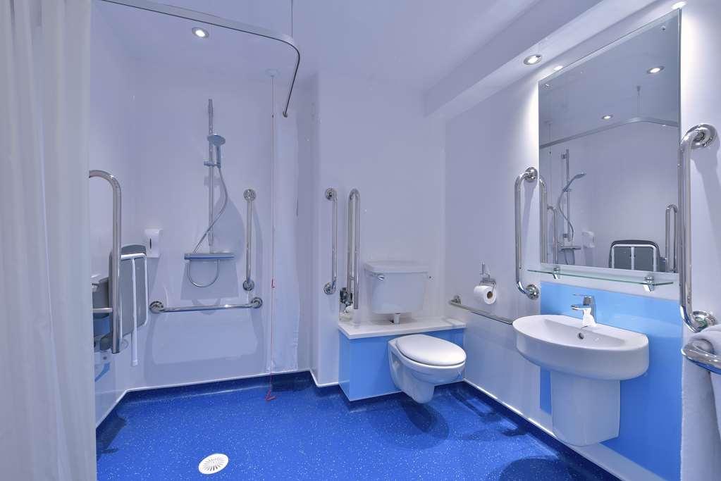 Travelodge Stonehouse 3*