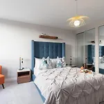 Elliot Oliver - Stunning Three Bedroom Penthouse With Large Terrace & Parking