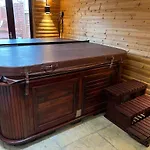 Cosy 3 Bed Cottage In Gloucester-Parking-Garden-Free Hot Tub At The Weekends