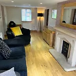 Cosy 3 Bed Cottage In Gloucester-Parking-Garden-Free Hot Tub At The Weekends