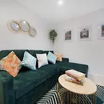 1 Bed House, Free Parking, 15 Minutes From Cheltenham Races