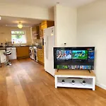Gilpin Villa 4Bedroom Wifi, Parking, Netflix, Garden