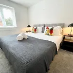 Brand New 4-Bedroom Detached House - 20-Min Walk To Gloucester Docks - Ample Parking - Superfast Wi-Fi - Long-Stay Rates!
