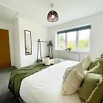 Brand New 4-Bedroom Detached House - 20-Min Walk To Gloucester Docks - Ample Parking - Superfast Wi-Fi - Long-Stay Rates!