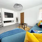 Brand New 4-Bedroom Detached House - 20-Min Walk To Gloucester Docks - Ample Parking - Superfast Wi-Fi - Long-Stay Rates!