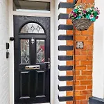Tudor Delightful House Central Gloucester By Staystaycations