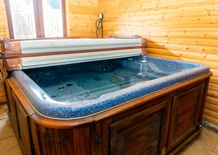 Cosy 3 Bed Cottage In Gloucester-Parking-Garden-Free Hot Tub At The Weekends