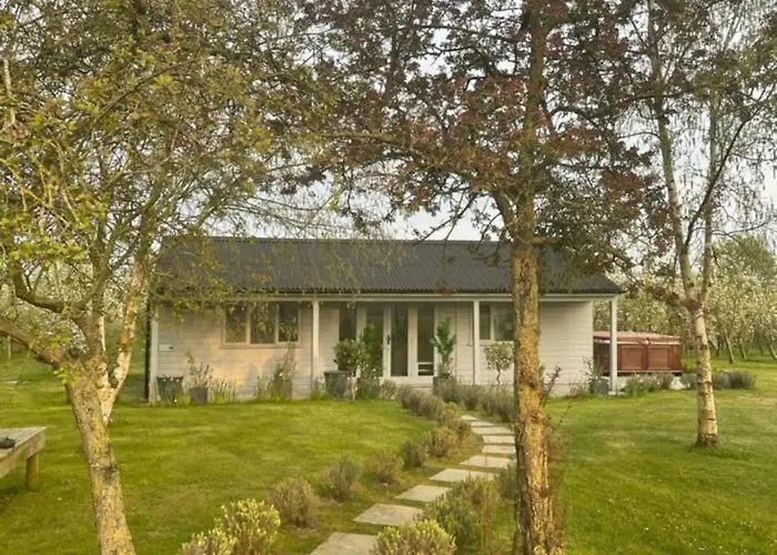 Orchard Retreat - Rural Cabin - Private Hot Tub!