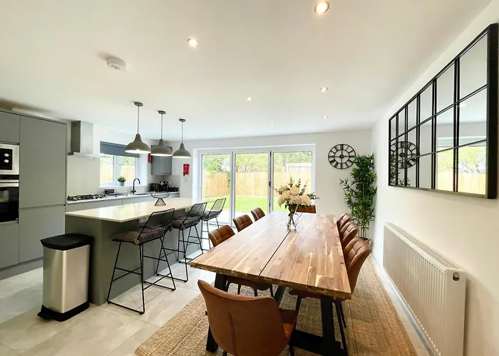 Brand New 4-Bedroom Detached House - 20-Min Walk To Gloucester Docks - Ample Parking - Superfast Wi-Fi - Long-Stay Rates!