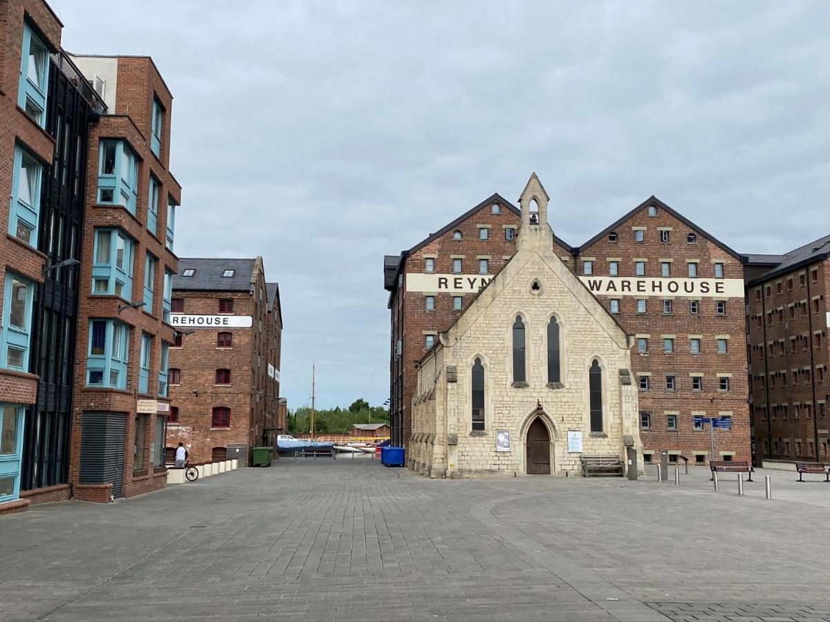 Fabulous 2 Bedroom, 2 Bathroom Executive Close To Docks Apartment
