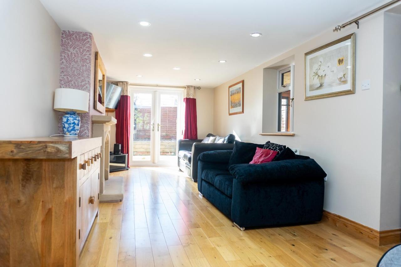Cosy 3 Bed In Gloucester-parking-garden-free Hot Tub At The Weekends Holiday home *